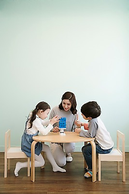 포토 JPG 전신 응시 여자 남자 딸 아들 어린이 의자 가족 엄마 실내 웃음 앉기 성인 앞모습 옆모습 세명 30대 장난감 블록 한국인 놀기 국내포토 시선 뷰포인트 가구 관계 모션 표정 사람 동양인 내부 장년 파일형식