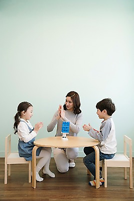 포토 JPG 전신 응시 여자 남자 딸 아들 어린이 의자 가족 놀이 엄마 실내 웃음 앉기 성인 앞모습 옆모습 세명 30대 블록 한국인 박수 국내포토 시선 뷰포인트 가구 관계 모션 표정 사람 동양인 손짓 내부 장년 파일형식