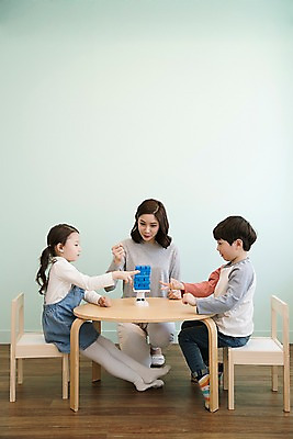 포토 JPG 전신 응시 여자 남자 딸 아들 어린이 의자 가족 놀이 엄마 실내 웃음 앉기 성인 앞모습 세명 30대 블록 한국인 가위바위보 국내포토 시선 뷰포인트 가구 관계 모션 표정 사람 동양인 내부 장년 파일형식