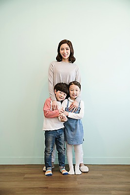 포토 JPG 전신 여자 남자 딸 아들 어린이 가족 안기 엄마 실내 서기 웃음 성인 앞모습 세명 30대 한국인 국내포토 뷰포인트 관계 모션 표정 사람 동양인 내부 장년 파일형식