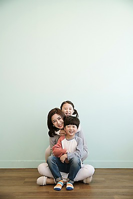 포토 JPG 전신 여자 남자 딸 아들 어린이 가족 안기 엄마 실내 웃음 앉기 상반신 성인 앞모습 세명 30대 한국인 국내포토 뷰포인트 관계 모션 표정 사람 동양인 내부 장년 파일형식