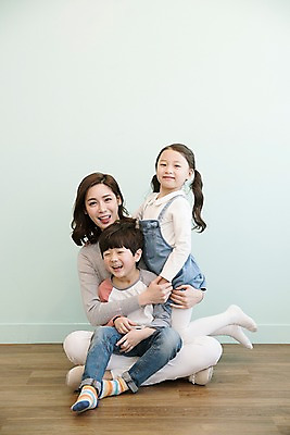 포토 JPG 전신 여자 남자 딸 아들 어린이 가족 안기 엄마 실내 웃음 앉기 성인 앞모습 옆모습 세명 30대 한국인 국내포토 뷰포인트 관계 모션 표정 사람 동양인 내부 장년 파일형식