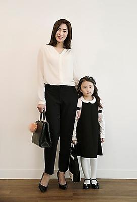 포토 JPG 전신 여자 딸 어린이 가방 모녀 엄마 실내 서기 웃음 들기 성인 두명 앞모습 30대 한국인 입학 준비 등교 국내포토 잡화 교육 뷰포인트 가족 모션 표정 사람 동양인 내부 장년 등하교 파일형식