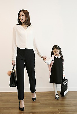 포토 JPG 전신 응시 여자 딸 어린이 가방 모녀 엄마 실내 서기 들기 성인 두명 앞모습 30대 손잡기 한국인 입학 준비 등교 국내포토 시선 잡화 교육 뷰포인트 가족 모션 사람 동양인 내부 장년 등하교 파일형식