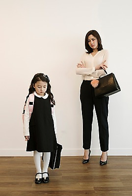 포토 JPG 전신 응시 여자 딸 어린이 가방 모녀 엄마 실내 서기 들기 성인 두명 앞모습 30대 한국인 찡그림 국내포토 시선 잡화 뷰포인트 가족 모션 표정 사람 동양인 내부 장년 파일형식