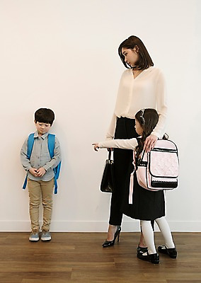 포토 JPG 전신 응시 여자 남자 딸 어린이 엄마 실내 서기 성인 앞모습 옆모습 세명 30대 한국인 가리킴 국내포토 시선 뷰포인트 가족 모션 사람 동양인 손짓 내부 장년 파일형식