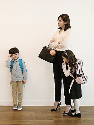 포토 JPG 전신 응시 여자 남자 딸 어린이 엄마 실내 서기 성인 앞모습 옆모습 세명 30대 팔짱 한국인 국내포토 시선 뷰포인트 가족 모션 사람 동양인 내부 장년 파일형식 관계 인종