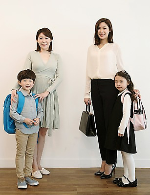 포토 JPG 전신 여자 남자 딸 아들 어린이 엄마 실내 서기 웃음 여러명 성인 앞모습 옆모습 30대 한국인 어깨에손 국내포토 뷰포인트 다수 가족 모션 표정 사람 동양인 내부 장년 파일형식