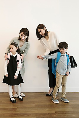 포토 JPG 전신 응시 여자 남자 딸 아들 어린이 엄마 실내 서기 웃음 여러명 성인 앞모습 30대 한국인 잡기 화해 입내밀기 어깨에손 국내포토 시선 감정 뷰포인트 다수 가족 모션 표정 사람 동양인 내부 장년 파일형식