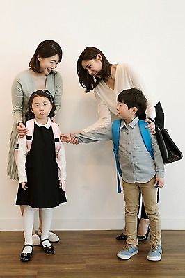 포토 JPG 전신 응시 여자 남자 딸 아들 어린이 엄마 실내 서기 웃음 여러명 성인 앞모습 30대 한국인 잡기 손내밀기 화해 어깨에손 국내포토 시선 감정 뷰포인트 다수 가족 모션 표정 사람 동양인 손짓 내부 장년 파일형식