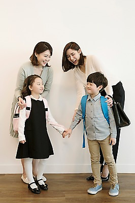 포토 JPG 전신 응시 여자 남자 딸 아들 어린이 엄마 실내 서기 웃음 여러명 성인 앞모습 30대 손잡기 한국인 화해 국내포토 시선 감정 뷰포인트 다수 가족 모션 표정 사람 동양인 내부 장년 파일형식