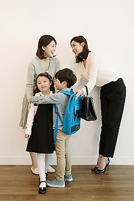 포토 JPG 전신 응시 여자 남자 딸 아들 어린이 안기 엄마 실내 서기 웃음 여러명 성인 앞모습 옆모습 30대 한국인 화해 국내포토 시선 감정 뷰포인트 다수 가족 모션 표정 사람 동양인 내부 장년 파일형식 관계 인종