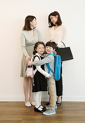 포토 JPG 전신 응시 여자 남자 딸 아들 어린이 안기 엄마 실내 서기 웃음 여러명 성인 앞모습 옆모습 30대 마주보기 한국인 국내포토 시선 뷰포인트 다수 가족 모션 표정 사람 동양인 내부 장년 파일형식 관계 인종