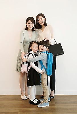 포토 JPG 전신 여자 남자 딸 아들 어린이 안기 엄마 실내 서기 웃음 여러명 성인 앞모습 옆모습 30대 한국인 국내포토 뷰포인트 다수 가족 모션 표정 사람 동양인 내부 장년 파일형식