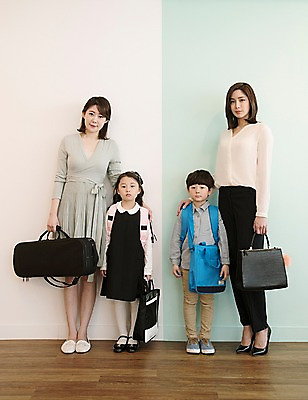 포토 JPG 전신 여자 남자 딸 아들 어린이 가방 엄마 실내 서기 웃음 들기 여러명 성인 앞모습 30대 한국인 바이올린케이스 신발주머니 어깨에손 국내포토 잡화 뷰포인트 다수 가족 모션 표정 사람 동양인 내부 장년 파일형식