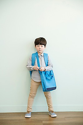 포토 JPG 전신 남자 어린이 벽 가방 실내 한명 서기 앞모습 기댐 한국인 매기 신발주머니 소년한명만 국내포토 1 잡화 뷰포인트 모션 사람 동양인 내부 남자한명만 소년만 파일형식