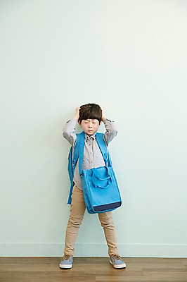 포토 JPG 전신 남자 어린이 가방 실내 한명 서기 앞모습 한국인 찡그림 두통 매기 신발주머니 소년한명만 국내포토 1 잡화 뷰포인트 모션 표정 사람 동양인 내부 질병 남자한명만 소년만 파일형식