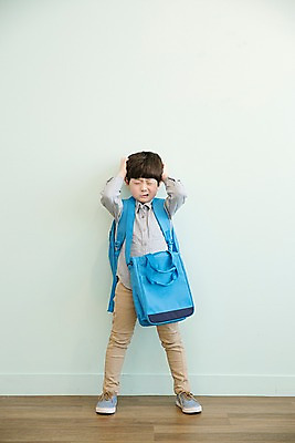 포토 JPG 전신 남자 어린이 가방 실내 한명 서기 앞모습 한국인 찡그림 두통 매기 신발주머니 소년한명만 국내포토 1 잡화 뷰포인트 모션 표정 사람 동양인 내부 질병 남자한명만 소년만 파일형식