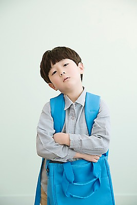 포토 JPG 남자 어린이 가방 실내 한명 서기 상반신 앞모습 팔짱 한국인 매기 소년한명만 국내포토 1 잡화 뷰포인트 모션 사람 동양인 내부 남자한명만 소년만 파일형식