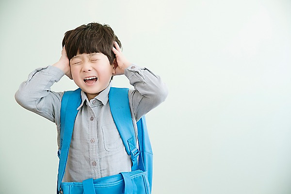 포토 JPG 남자 어린이 가방 실내 한명 서기 상반신 앞모습 한국인 찡그림 두통 매기 소년한명만 국내포토 1 잡화 뷰포인트 모션 표정 사람 동양인 내부 질병 남자한명만 소년만 파일형식