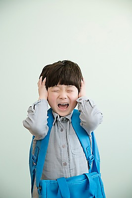 포토 JPG 남자 어린이 가방 실내 한명 서기 상반신 앞모습 한국인 찡그림 두통 매기 소년한명만 국내포토 1 잡화 뷰포인트 모션 표정 사람 동양인 내부 질병 남자한명만 소년만 파일형식 의학 인종 남자만 어린이만