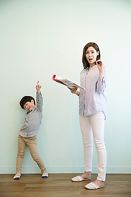 포토 JPG 전신 응시 여자 남자 아들 어린이 장난 엄마 실내 서기 웃음 들기 성인 두명 앞모습 옆모습 책 30대 한국인 춤 국내포토 모자관계 시선 뷰포인트 가족 모션 문화예술 표정 사람 동양인 내부 장년 파일형식