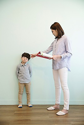 포토 JPG 전신 응시 여자 남자 아들 어린이 벽 엄마 실내 서기 들기 성인 두명 앞모습 옆모습 책 30대 기댐 한국인 입내밀기 국내포토 모자관계 시선 뷰포인트 가족 모션 사람 동양인 내부 장년 파일형식