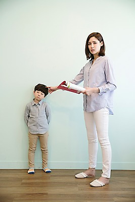 포토 JPG 전신 응시 여자 남자 아들 어린이 벽 엄마 실내 서기 들기 성인 두명 앞모습 옆모습 책 30대 기댐 한국인 가리킴 입내밀기 국내포토 모자관계 시선 뷰포인트 가족 모션 사람 동양인 손짓 내부 장년 파일형식