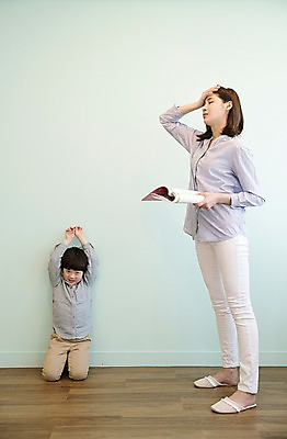 포토 JPG 전신 여자 남자 아들 어린이 엄마 실내 들기 상반신 성인 두명 앞모습 옆모습 책 30대 손들기 한국인 무릎꿇기 두통 벌서기 국내포토 모자관계 뷰포인트 가족 모션 사람 동양인 내부 장년 질병 체벌 파일형식