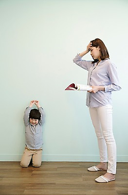 포토 JPG 전신 응시 여자 남자 아들 어린이 엄마 실내 서기 웃음 들기 상반신 성인 두명 앞모습 옆모습 책 30대 손들기 한국인 무릎꿇기 두통 벌서기 국내포토 모자관계 시선 뷰포인트 가족 모션 표정 사람 동양인 내부 장년 질병 체벌 파일형식