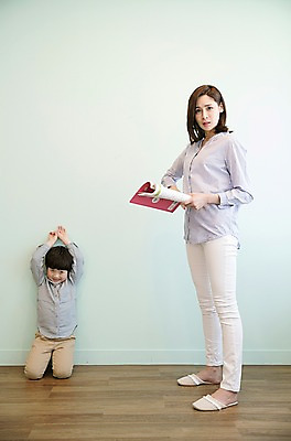 포토 JPG 전신 응시 여자 남자 아들 어린이 엄마 실내 서기 웃음 들기 상반신 성인 두명 앞모습 옆모습 책 30대 손들기 한국인 무릎꿇기 벌서기 국내포토 모자관계 시선 뷰포인트 가족 모션 표정 사람 동양인 내부 장년 체벌 파일형식