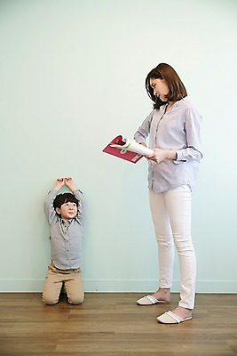 포토 JPG 전신 응시 여자 남자 아들 어린이 엄마 실내 서기 웃음 들기 상반신 성인 두명 앞모습 옆모습 책 30대 손들기 한국인 무릎꿇기 벌서기 국내포토 모자관계 시선 뷰포인트 가족 모션 표정 사람 동양인 내부 장년 체벌 파일형식