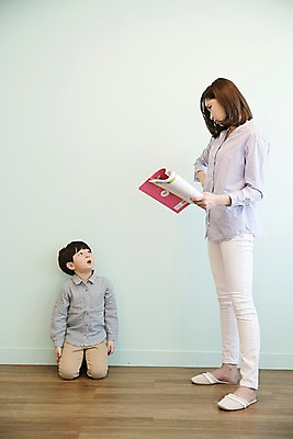 포토 JPG 전신 응시 여자 남자 아들 어린이 엄마 실내 서기 들기 상반신 성인 두명 앞모습 옆모습 책 30대 한국인 무릎꿇기 국내포토 모자관계 시선 뷰포인트 가족 모션 사람 동양인 내부 장년 파일형식