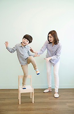 포토 JPG 전신 응시 여자 남자 아들 어린이 의자 장난 엄마 실내 서기 웃음 성인 두명 앞모습 30대 한국인 위험 아들바보 국내포토 모자관계 시선 뷰포인트 가구 컨셉 가족 모션 표정 사람 동양인 내부 장년 파일형식