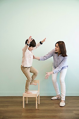 포토 JPG 전신 응시 여자 남자 아들 어린이 의자 장난 엄마 실내 서기 웃음 성인 두명 앞모습 옆모습 30대 한국인 위험 아들바보 국내포토 모자관계 시선 뷰포인트 가구 컨셉 가족 모션 표정 사람 동양인 내부 장년 파일형식