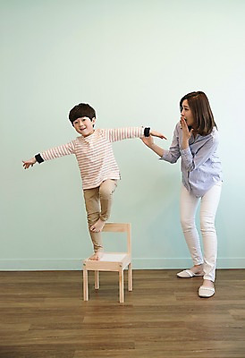 포토 JPG 전신 응시 여자 남자 아들 어린이 의자 장난 엄마 실내 서기 웃음 성인 두명 앞모습 30대 한국인 위험 아들바보 국내포토 모자관계 시선 뷰포인트 가구 컨셉 가족 모션 표정 사람 동양인 내부 장년 파일형식