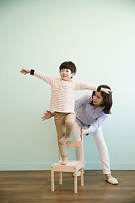 포토 JPG 전신 응시 여자 남자 아들 어린이 의자 장난 엄마 실내 서기 웃음 성인 두명 앞모습 30대 한국인 위험 아들바보 국내포토 모자관계 시선 뷰포인트 가구 컨셉 가족 모션 표정 사람 동양인 내부 장년 파일형식