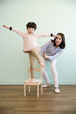 포토 JPG 전신 응시 여자 남자 아들 어린이 의자 장난 엄마 실내 서기 웃음 성인 두명 앞모습 30대 한국인 위험 아들바보 국내포토 모자관계 시선 뷰포인트 가구 컨셉 가족 모션 표정 사람 동양인 내부 장년 파일형식