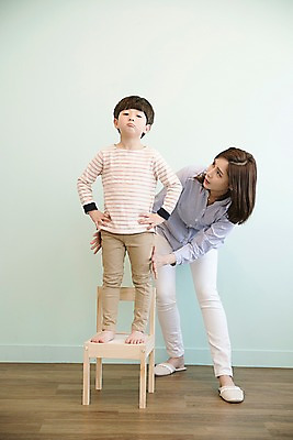 포토 JPG 전신 응시 여자 남자 아들 어린이 허리손 의자 엄마 실내 서기 성인 두명 앞모습 30대 한국인 입내밀기 아들바보 국내포토 모자관계 시선 뷰포인트 포즈 가구 가족 모션 사람 동양인 내부 장년 파일형식