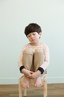 포토 JPG 전신 응시 남자 어린이 의자 실내 한명 앉기 소년 앞모습 한국인 웅크림 삐침 소년한명만 국내포토 1 시선 감정 뷰포인트 가구 모션 사람 동양인 내부 남자한명만 소년만 파일형식 생활용품 인종 남자만 어린이만 오브젝트