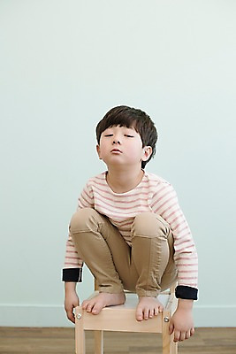 포토 JPG 전신 응시 남자 어린이 의자 실내 한명 앉기 소년 앞모습 한국인 삐침 소년한명만 국내포토 1 시선 감정 뷰포인트 가구 모션 사람 동양인 내부 남자한명만 소년만 파일형식