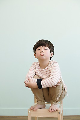 포토 JPG 전신 남자 어린이 의자 실내 한명 앉기 소년 앞모습 한국인 입내밀기 웅크림 삐침 소년한명만 국내포토 1 감정 뷰포인트 가구 모션 사람 동양인 내부 남자한명만 소년만 파일형식