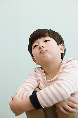 포토 JPG 응시 남자 어린이 실내 한명 앉기 소년 상반신 앞모습 한국인 입내밀기 웅크림 삐침 소년한명만 국내포토 1 시선 감정 뷰포인트 모션 사람 동양인 내부 남자한명만 소년만 파일형식