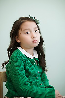 포토 JPG 응시 여자 어린이 실내 무표정 한명 앉기 소녀 상반신 옆모습 한국인 소녀한명만 국내포토 1 시선 감정 뷰포인트 모션 표정 사람 동양인 내부 여자한명만 소녀만 파일형식