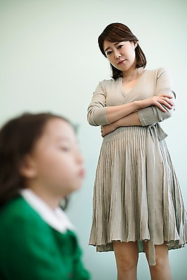 포토 JPG 응시 여자 딸 어린이 모녀 엄마 실내 서기 앉기 상반신 성인 두명 앞모습 옆모습 30대 팔짱 한국인 국내포토 시선 뷰포인트 가족 모션 사람 동양인 내부 장년 파일형식