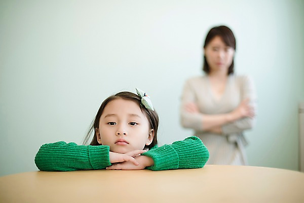 포토 JPG 응시 여자 딸 어린이 모녀 엄마 실내 앉기 상반신 성인 두명 앞모습 30대 팔짱 턱괴기 한국인 국내포토 시선 뷰포인트 가족 모션 사람 동양인 내부 장년 파일형식
