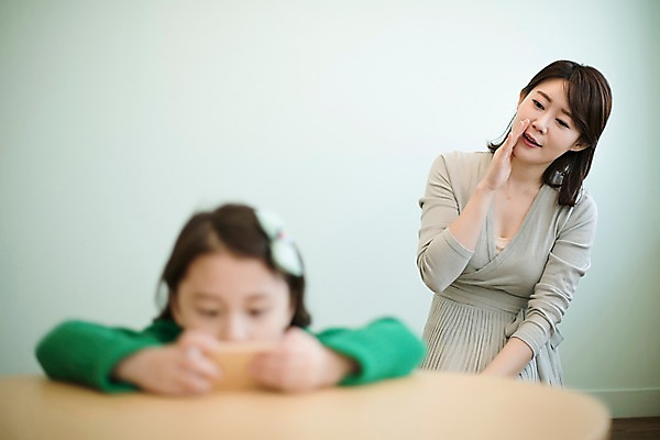 포토 JPG 응시 여자 딸 어린이 모녀 엄마 실내 말하기 앉기 상반신 성인 두명 앞모습 아웃포커스 30대 스마트폰 한국인 국내포토 시선 뷰포인트 가족 모션 촬영기법 사람 동양인 내부 장년 핸드폰 스마트기기 파일형식