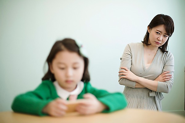 포토 JPG 응시 여자 딸 어린이 모녀 엄마 실내 앉기 상반신 성인 두명 앞모습 30대 스마트폰 팔짱 한국인 찡그림 국내포토 시선 뷰포인트 가족 모션 표정 사람 동양인 내부 장년 핸드폰 스마트기기 파일형식