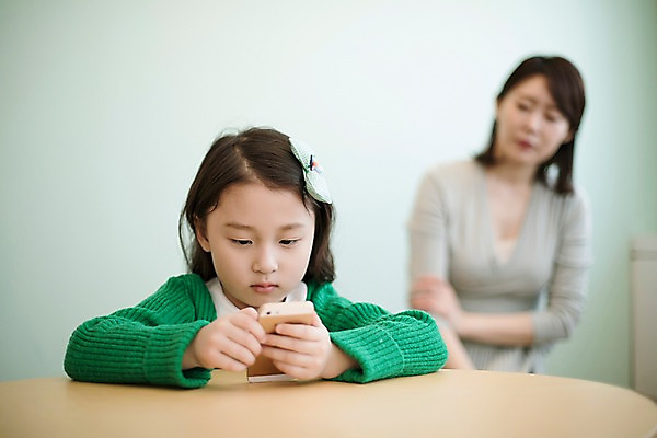 포토 JPG 응시 여자 딸 어린이 모녀 엄마 실내 들기 앉기 상반신 성인 두명 앞모습 아웃포커스 30대 스마트폰 한국인 국내포토 시선 뷰포인트 가족 모션 촬영기법 사람 동양인 내부 장년 핸드폰 스마트기기 파일형식