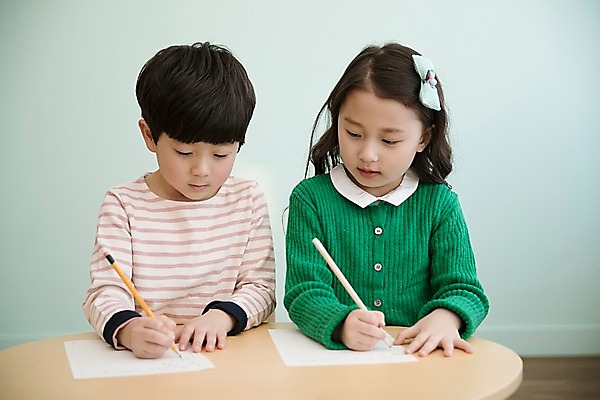 포토 JPG 응시 여자 남자 종이 어린이 실내 남매 웃음 앉기 상반신 두명 앞모습 연필 한국인 책상 국내포토 시선 뷰포인트 가구 가족 모션 학용품 표정 사람 동양인 내부 필기구 파일형식